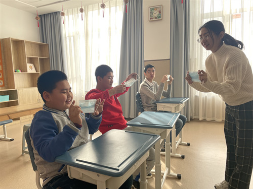 大家一起練習(xí)戴口罩_副本.jpg 大家一起練習(xí)戴口罩_副本.jpg