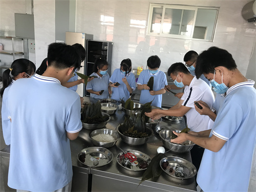 包粽子2.jpg 包粽子2.jpg