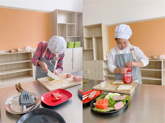 制作三明治.jpg 制作三明治.jpg